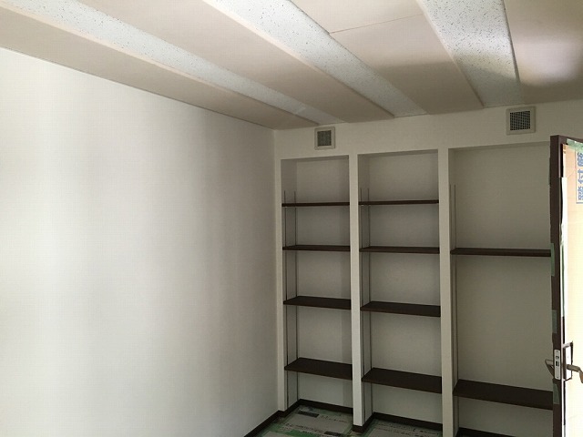クロス工事も終わり完成です。
楽譜棚もしっかり設けました。棚板を床のウォールナット色に色味を合わせました。