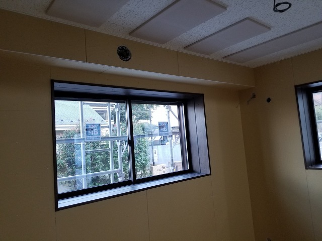 弊社の木工事が終わりました。
腰窓には内側に樹脂サッシを入れます。
もう一度、本体工事に引き継ぎクロス工事などの内装を仕上げて頂きます。
