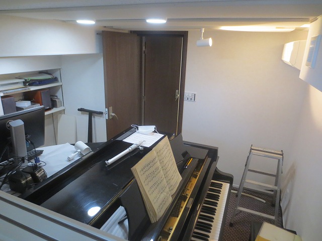 ピアノが入りました。
入口には木製防音ドアを2重で設置しています。
