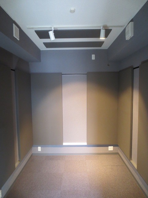 完成しました。壁と天井に弊社オリジナルの吸音パネルを設置して反響の少ない音響空間に仕上げています。
