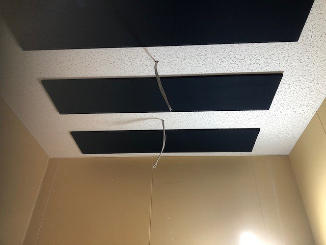 弊社の木工事が完了しました。
天井は吸音天井に仕上げています。クロス施工などの内装仕上げをリフォーム業者さんにお願いします。