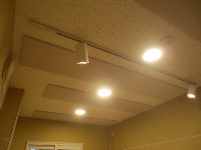 天井には弊社オリジナルの吸音パネルを設置しています。