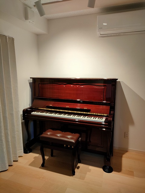 ピアノ搬入後のお写真をいただきました。
ありがとうございます。
天井は吸音天井で音の響きを調整しています。