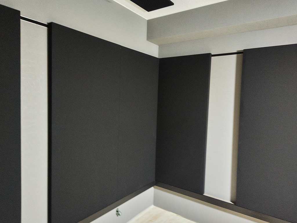 内装工事完了後に壁の吸音パネル設置に伺いました。