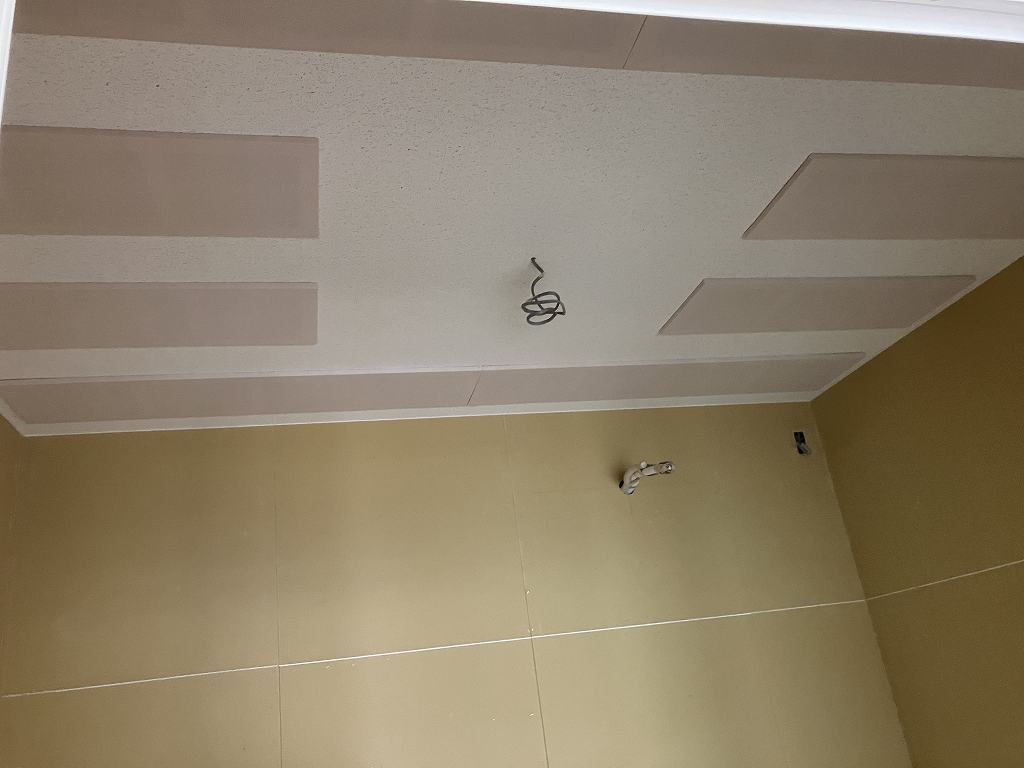弊社の工事が完了しました。
天井には弊社オリジナルの吸音天井を設置しています。