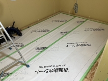 浮き床を施工しました。
お部屋の中に浮き構造の部屋をつくっていきます。