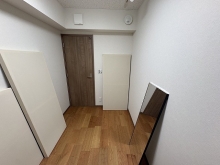 音の響きを調整する壁パネルを使用感で設置するかお試しいただきます。
