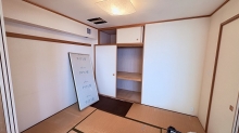 工事前のお部屋です。
押入れも解体してお部屋を広く使います。