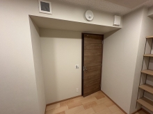 クロス施工完了です。
出入口には木製の防音ドアを2重で設置しています。