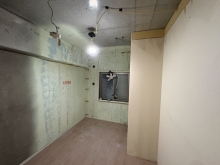 解体作業を行いました。
天井高をできる限り確保するため、壊せる床や天井は壊します。