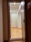 出入口には木製の防音ドアを2重で設置しています。
1枚は躯体壁に、もう一枚は内側の防音室壁に取り付けています。