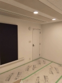 天井と壁に弊社オリジナルの吸音パネルを設置しています。出入口には木製の防音ドアを2重で設置しています。