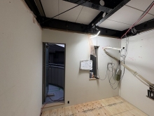 着工です。浮き床を施工しました。
部屋の中に浮き構造の部屋をつくっていきます。