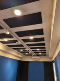 クロス施工完了です！
天井と壁に弊社オリジナルの吸音パネルを設置しています。