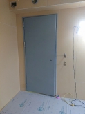 共用の部屋ということで出入口にはスチール防音ドアを設置しています。