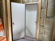 出入口には木製の防音ドアを2重で設置しています。