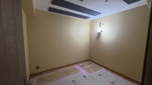 この状態で音テストを行い、遮音性能が保証値に達しているか確認を行います。
