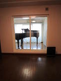 仕切られ、孤立していた洋室が樹脂サッシ(窓)の使用により、明るく開放感ある防音室へ