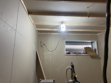 石膏ボードを張り重ねて隙間を埋めています。