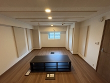 完成しました。
壁と天井に弊社オリジナルの吸音パネルを設置しています。