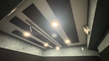 クロス施工完了です。
天井には弊社オリジナルの吸音パネルを設置しています。