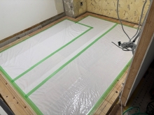 浮き床をつくりました。
部屋の中に浮き構造の部屋をつくっていきます。