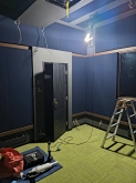 完成です。
天井と壁には弊社オリジナルの吸音パネルを設置しています。