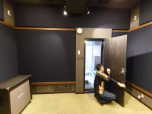 出入口には木製の防音ドアを2重で設置しています。
