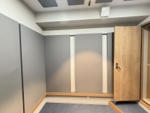 内装仕上げ完了です。
出入口には木製の防音ドアを2重で設置しています。