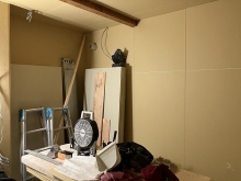躯体の遮音補強後に浮き床に下地を組んで内側に浮き構造の部屋をつくっていきます。
