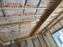 防音室を支える躯体の遮音補強を行っています。防音性能を確保するための重要な工程です。