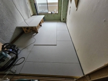 浮き床は床からの音や振動を抑えることはもちろんですが、部屋の内側に浮構造の部屋をつくるために重要なものです。唯一、躯体と触れるのが浮床の下地になります。