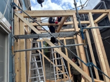 基礎工事を終え、柱を立てて建物の骨組みを組み上げていきます。