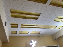 天井の吸音施工とあわせて、吸排気設備の施工も進めます。