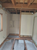 解体作業を行いました。畳と床下地、天井を撤去しました。