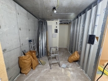 既存の内装を解体し、防音室の施工を進めます。