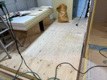 浮き床を施工し、防音室の床構造をつくっています。