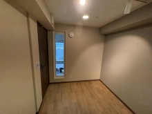 木目調の床と落ち着いた壁色で、室内を仕上げました