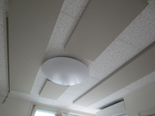 天井は吸音天井に仕上げています。
楽器本来の音を引き出すように音響を調節しています。