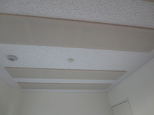 部屋全体の天井はもちろん吸音仕様になっており、頭上からの反響音を抑えます。