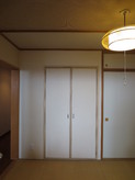 隣の和室に取り付けたクローゼットの扉です。和室の雰囲気に合った建具とクロスを選びました。