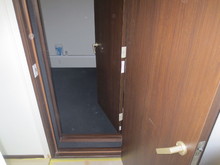 防音ドアは二重にし、遮音性能を高めます。