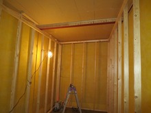 遮音性能の高さの秘密二重構造です。写真に写っている柱たちは躯体には一切触れていないため外に音が伝わりにくいのです。
