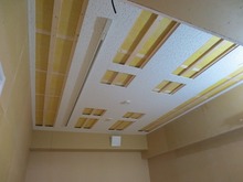 天井は吸音天井です。