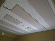 天井には吸音パネルを取り付けています。