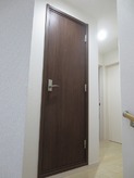 お部屋の外ドアです。
母屋の白によく映えるブラウンです。