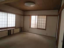 改修前のお部屋です。リフォーム屋さんが既設天井、床を解体していきます。