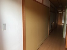 廊下に面した開口部は壁にして、隣のお部屋からの出入り口を活かしました。