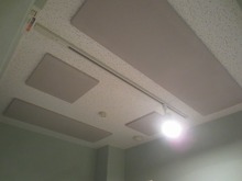 天井は吸音天井に仕上げています。