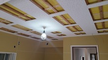 天井は遮音補強後に吸音天井に仕上げていきます。